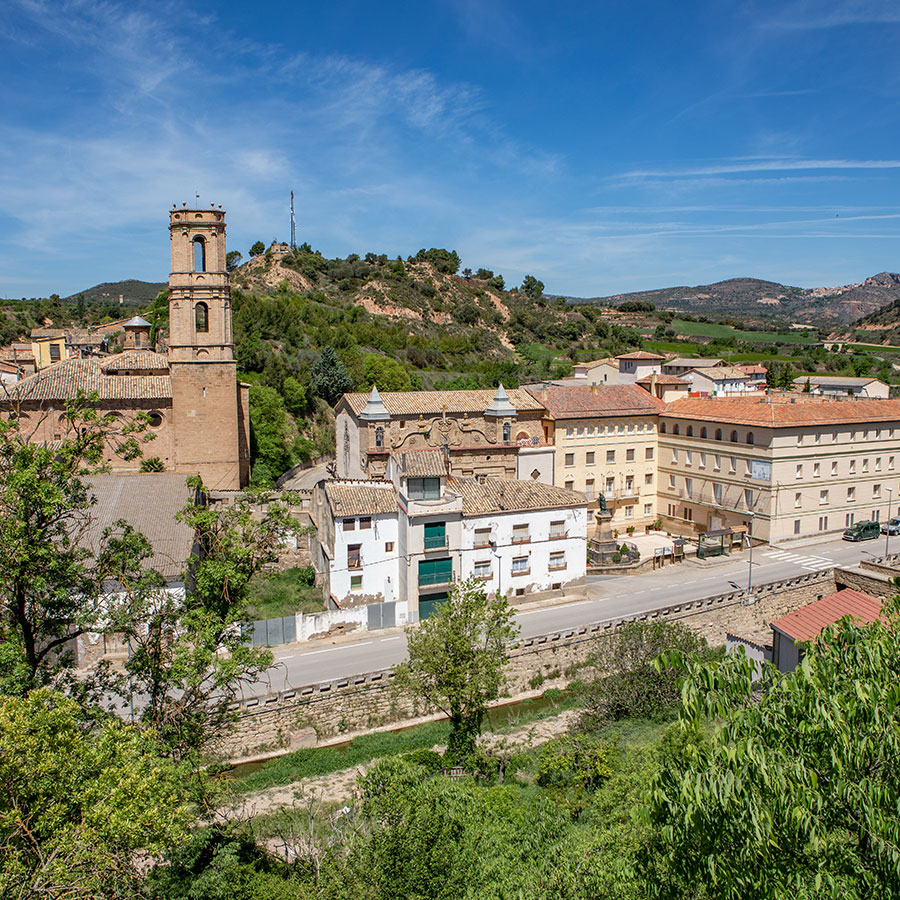 Peralta de la Sal, vista de la iglesia y del convento de los escolapios (fuente: https://peraltadecalasanz.com/).