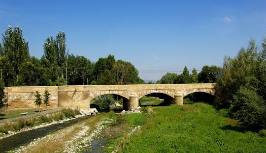 Puente de Casalarreina sobre el río Oja. Tomada de la página web de la Wikipedia.