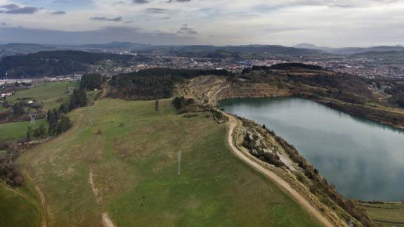Vista panorámica de Reocín con la antigua mina inundada de agua.