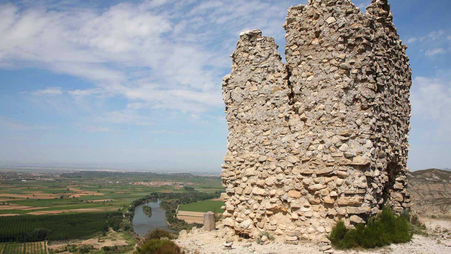 Torre de Candespina en Sobradiel (fuente: https://turismoriberaaltadelebro.es/catalogo/torre-de-candespina/).